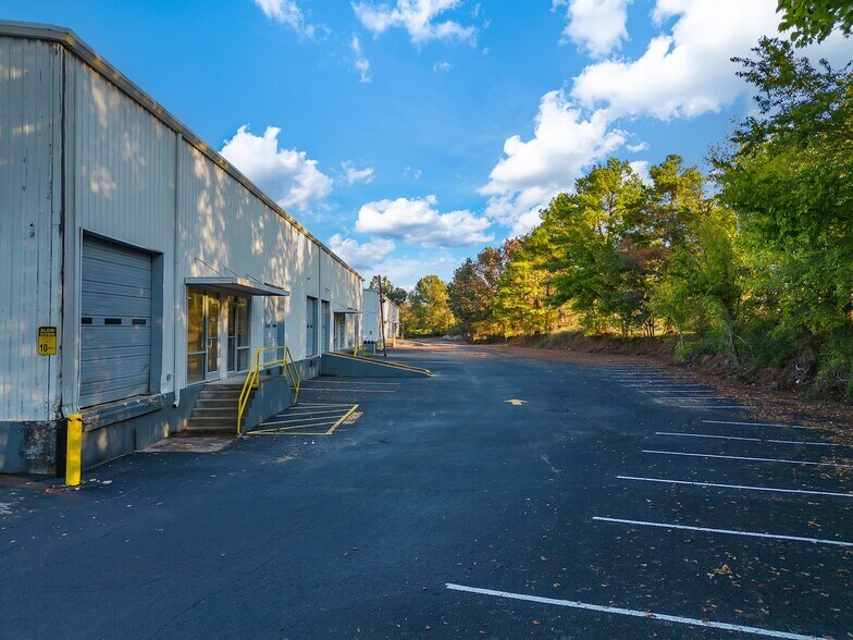 More Photos Of 123-139 Ragland Rd, Jackson Warehouse For Lease