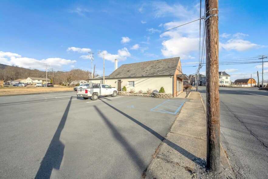 More Photos Of 67 Park Ave, Wind Gap Freestanding For Lease