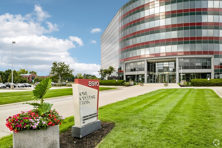 More Photos Of 8910 Purdue Rd, Indianapolis Office For Sale