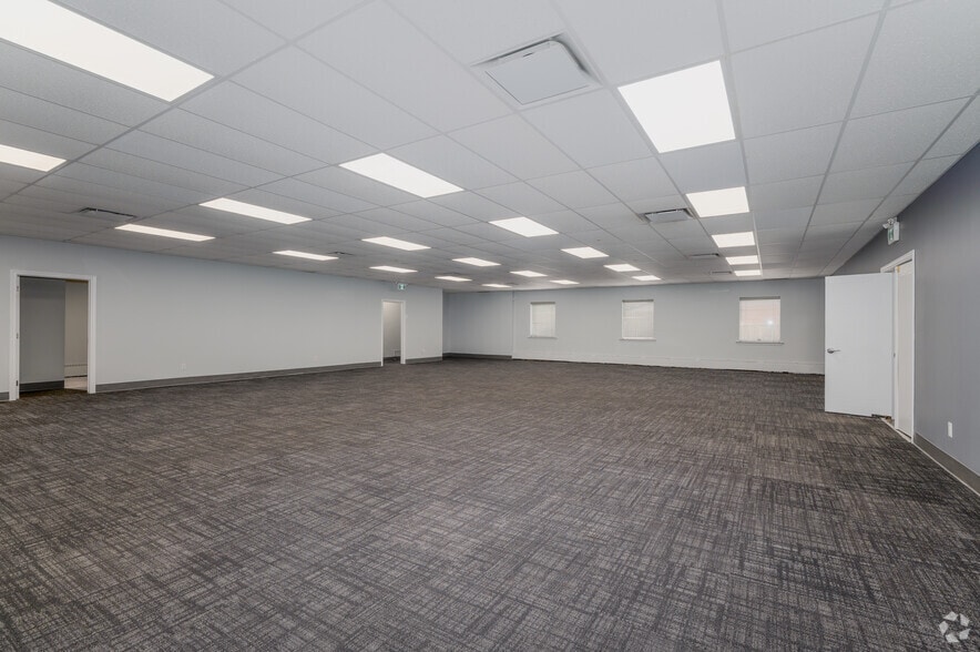 More Photos Of 340-390 Saskatoon St, London Showroom For Lease