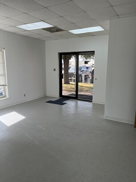 More Photos Of 301 Thomas Pl, Everman Warehouse For Lease