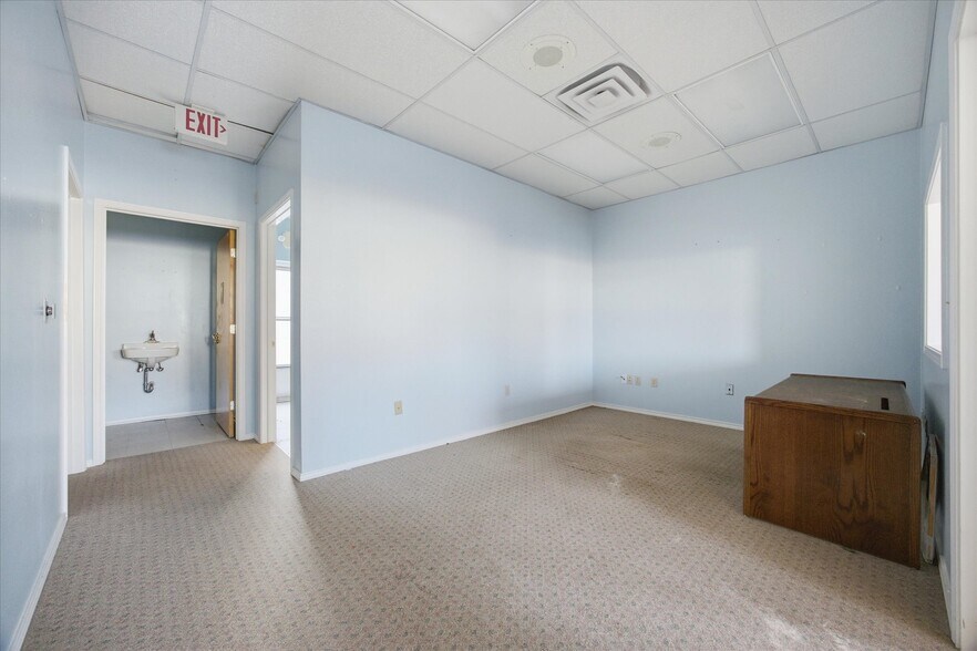 More Photos Of 2108 Monroe St, Commerce Showroom For Sale