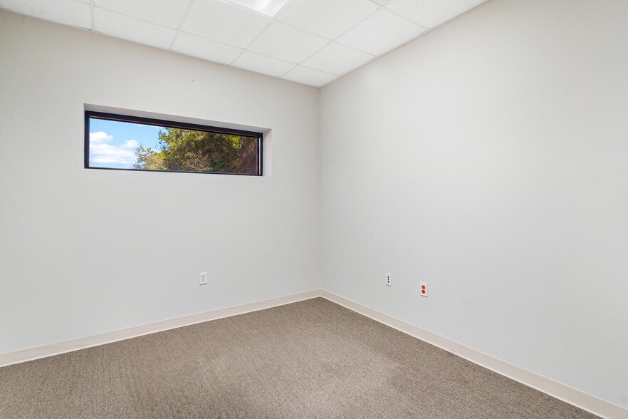 More Photos Of 1904 Thomas Ave, Leesburg Office For Sale