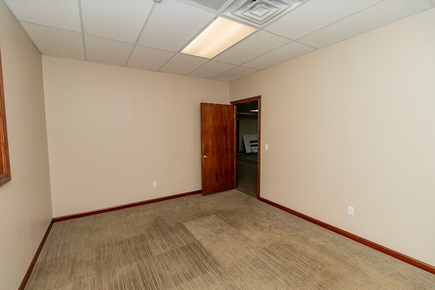 More Photos Of 1627 S Hillside St, Wichita Freestanding For Sale