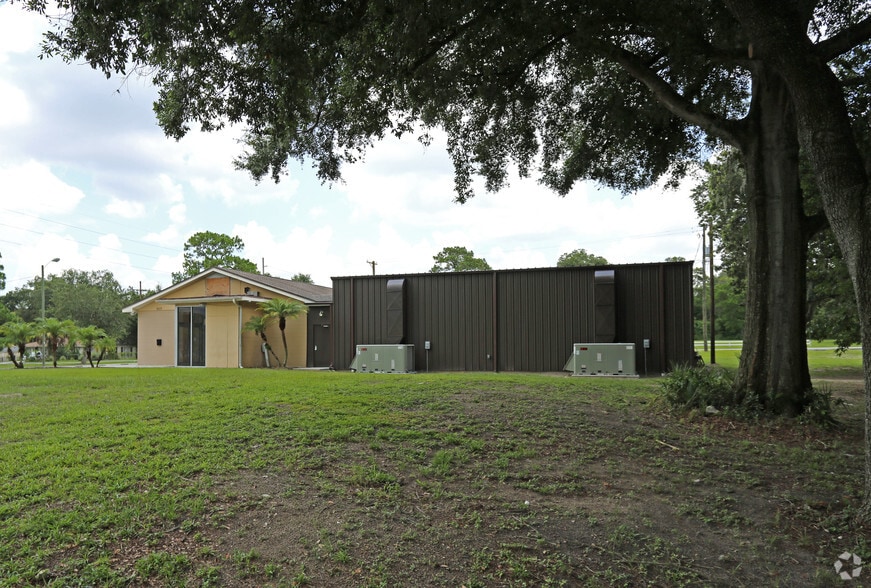 More Photos Of 8622 N Greenwood Ave, Tampa Religious Facility For Lease