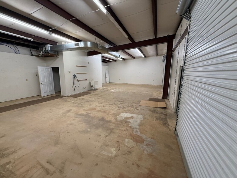 More Photos Of 1601 Spring Dr, Opelika Showroom For Lease