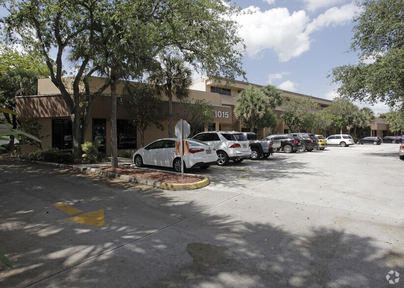 More Photos Of 1001-1015 W Newport Center Dr, Deerfield Beach Light Distribution For Lease