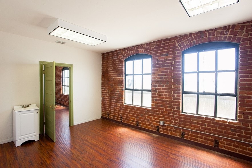 More Photos Of 1002-1008 S Pacific Ave, San Pedro Storefront Retail Office For Lease
