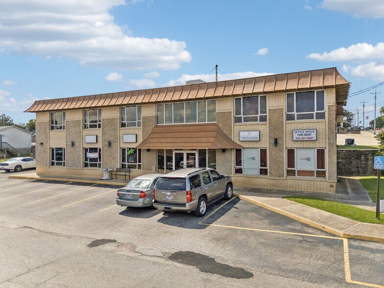 More Photos Of 506 College St W, Fayetteville Office For Sale