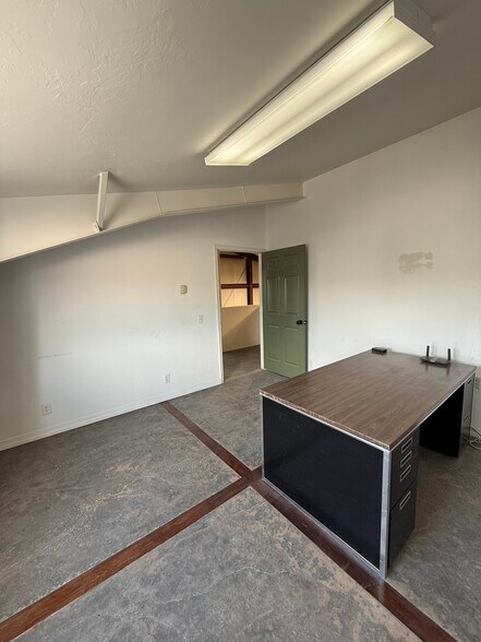 More Photos Of 1431 Anderson Rd, Montrose Warehouse For Lease