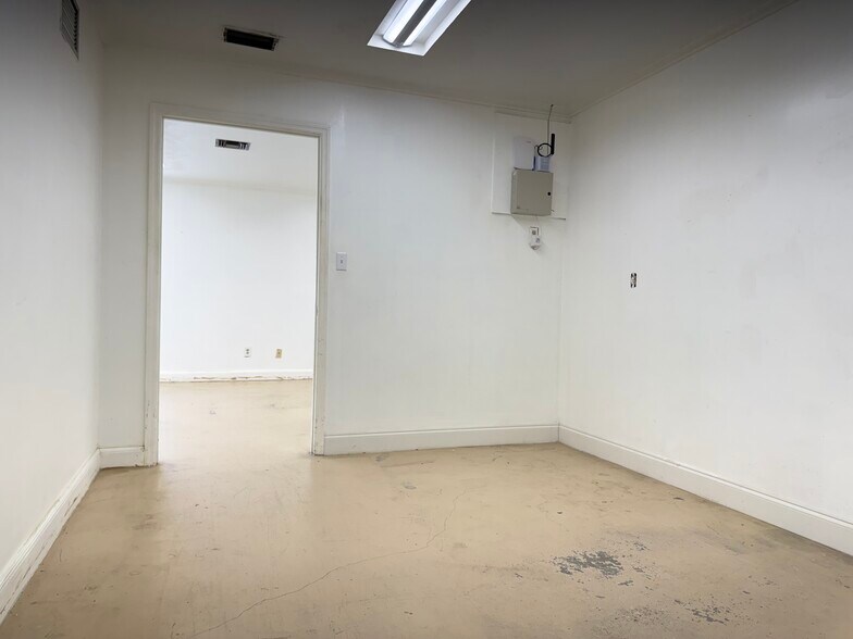 More Photos Of 4406 Exchange Ave, Naples Manufacturing For Sale