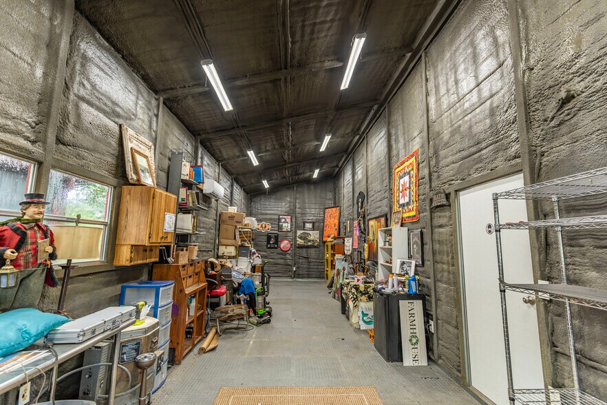 More Photos Of 7710 TX-36, Bellville Specialty For Sale