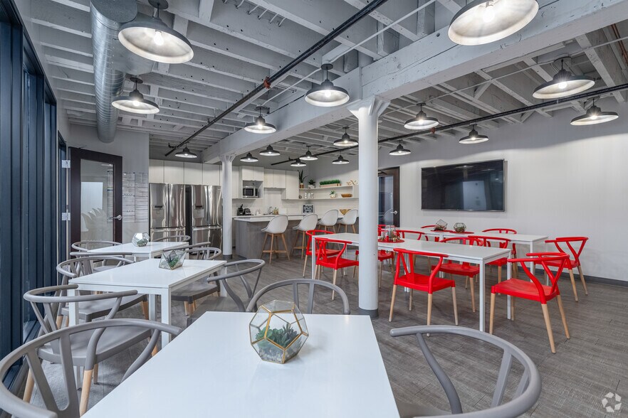 More Photos Of 800-808 SW Alder St, Portland Office For Sale