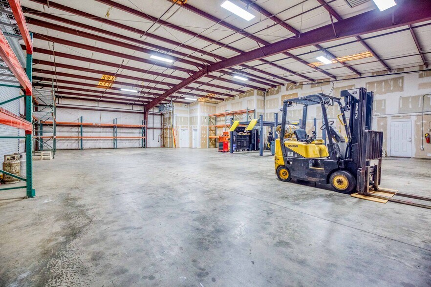 More Photos Of 1585 Access Rd, Covington Flex For Lease
