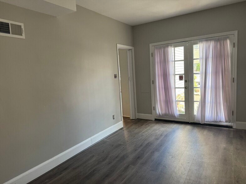 More Photos Of 199 Union St, Occoquan Storefront Retail Residential For Lease