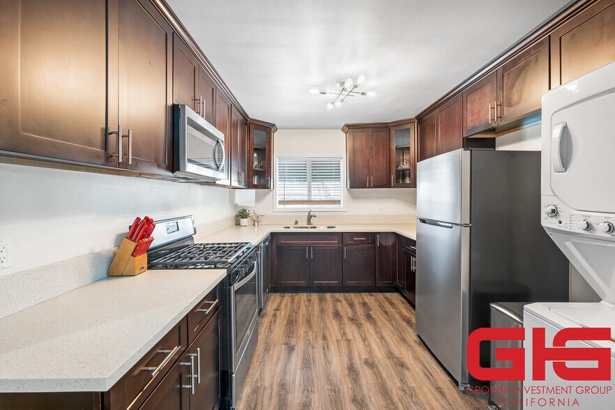 More Photos Of 31 N Parkwood Ave, Pasadena Apartments For Sale