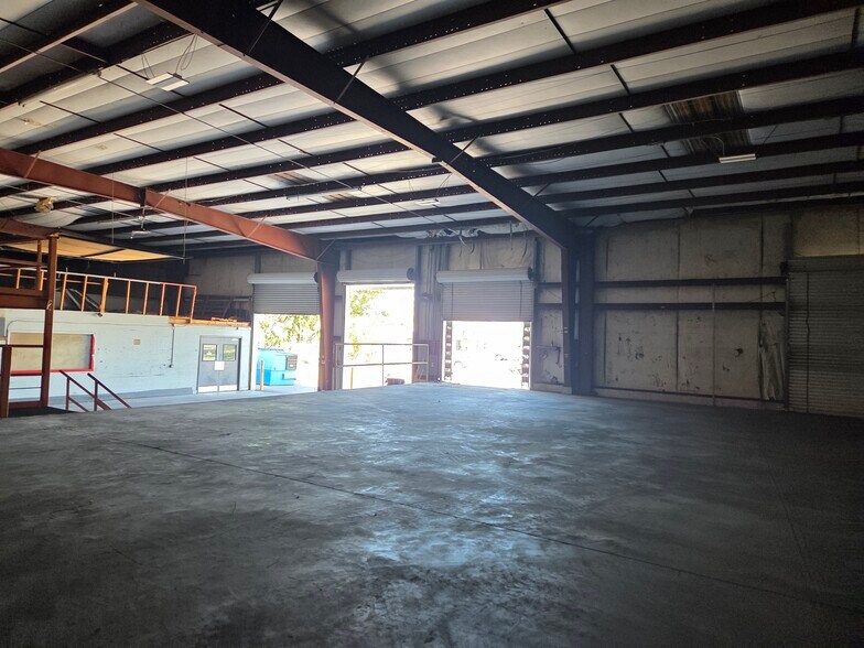 More Photos Of 1100 Waterloo Ave, Sarasota Warehouse For Lease