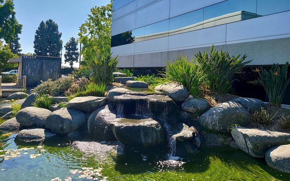 More Photos Of 2131 Palomar Airport Rd, Carlsbad Coworking Space