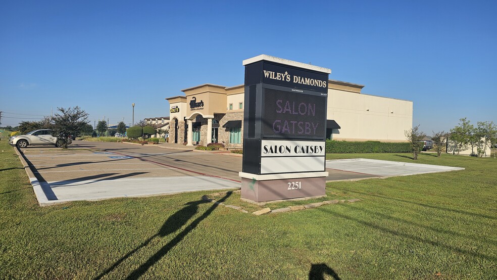 More Photos Of 2251 Brown St, Waxahachie Freestanding For Sale