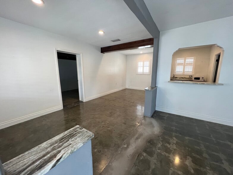 More Photos Of 2323 W Aileen St, Tampa General Retail For Lease