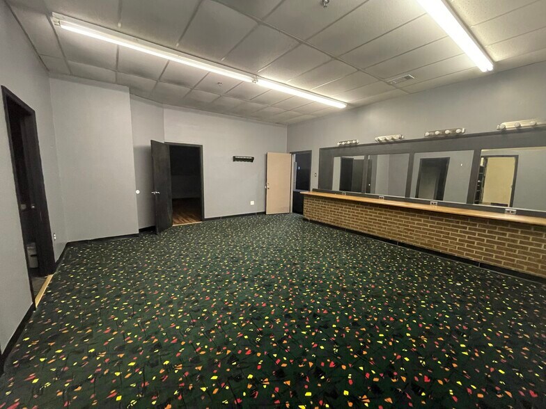 More Photos Of 134 Elm St, Anniston Freestanding For Lease