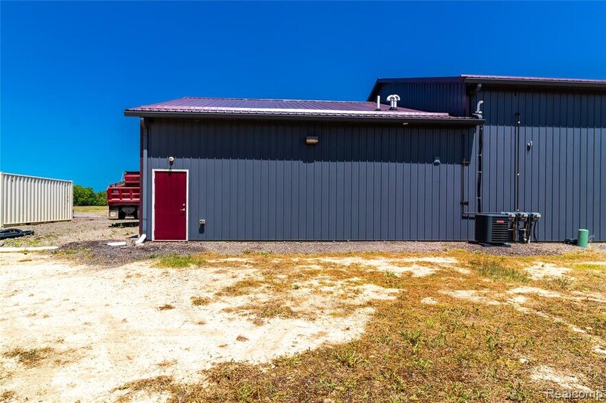 More Photos Of 1697 N Saginaw St, Lapeer Warehouse For Lease
