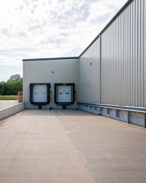 More Photos Of 1941 SW 6th St, Lincoln Warehouse For Sale