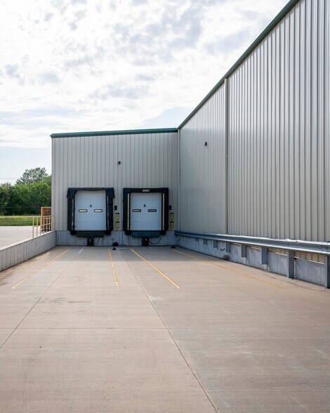 More Photos Of 1941 SW 6th St, Lincoln Warehouse For Sale