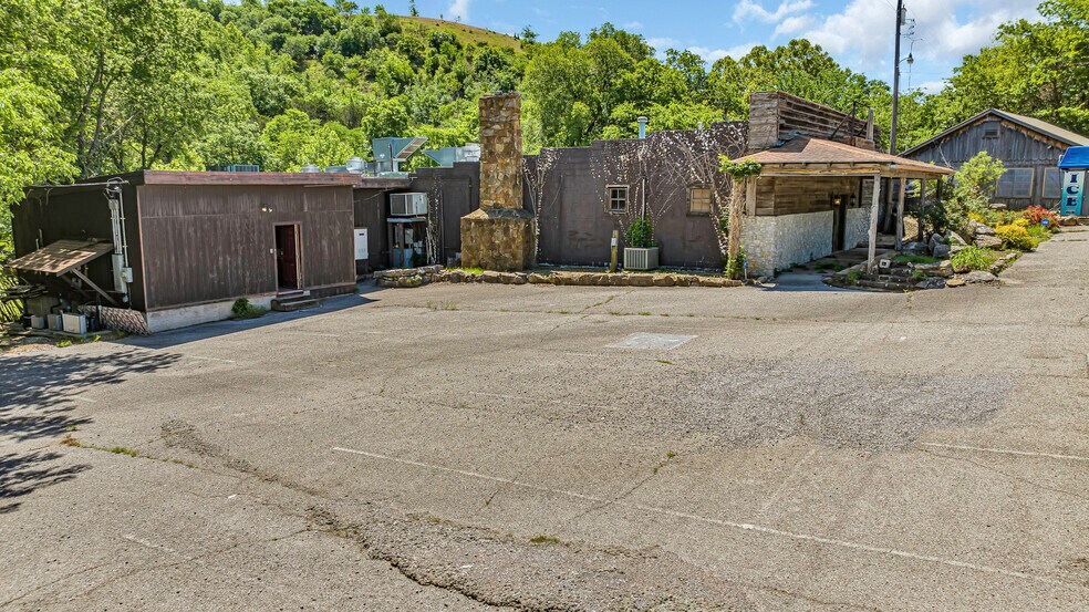 More Photos Of 4565 US-77 Hwy, Davis Specialty For Sale