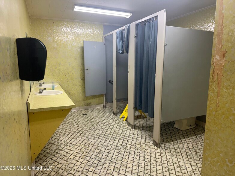 More Photos Of 1405 Kmart Plaza Dr, Yazoo City Movie Theatre For Sale