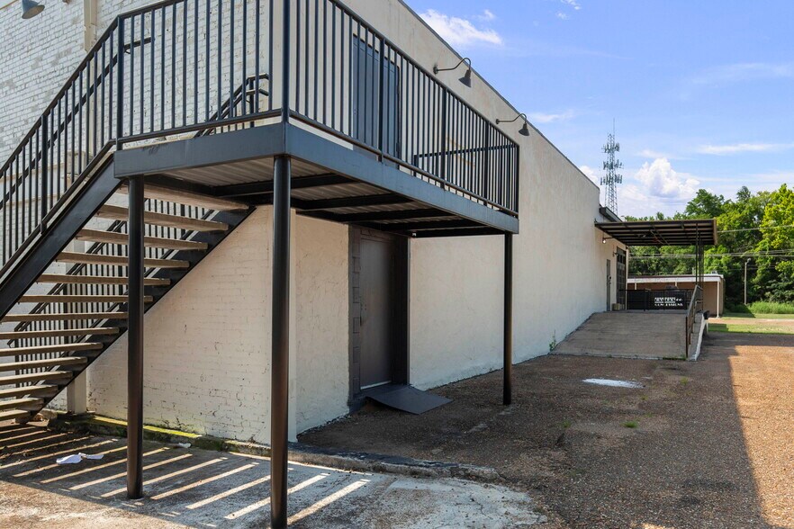 More Photos Of 110 E South St, Jackson Bar For Sale