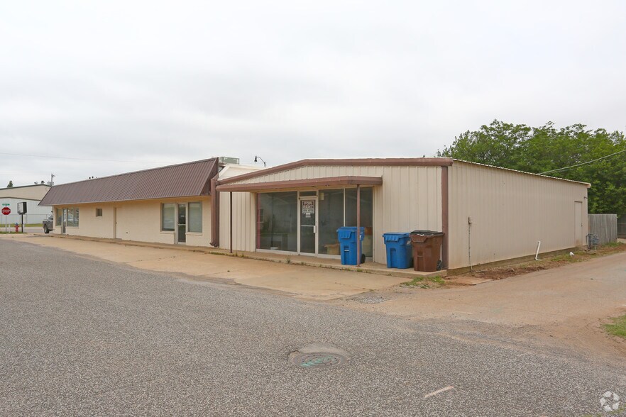 More Photos Of 201 W Main St, Tuttle Storefront For Lease