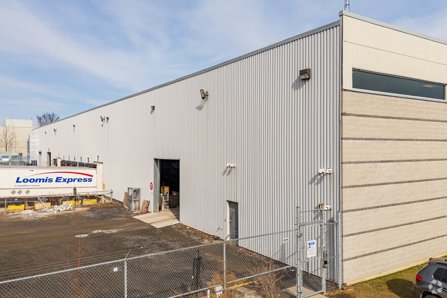 More Photos Of 4900 Rue Armand-Frappier, Longueuil Distribution For Lease