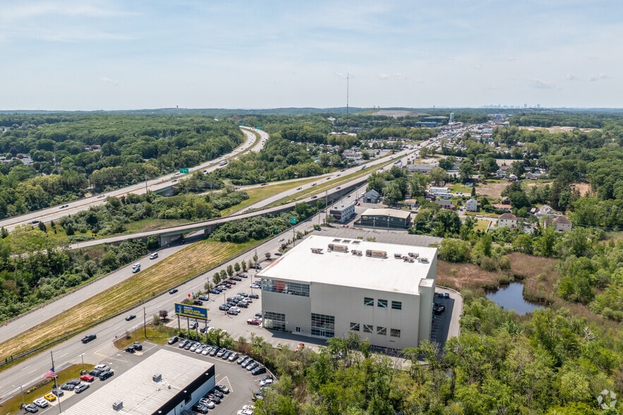 More Photos Of 190-194 Newbury St, Peabody Health Club For Lease