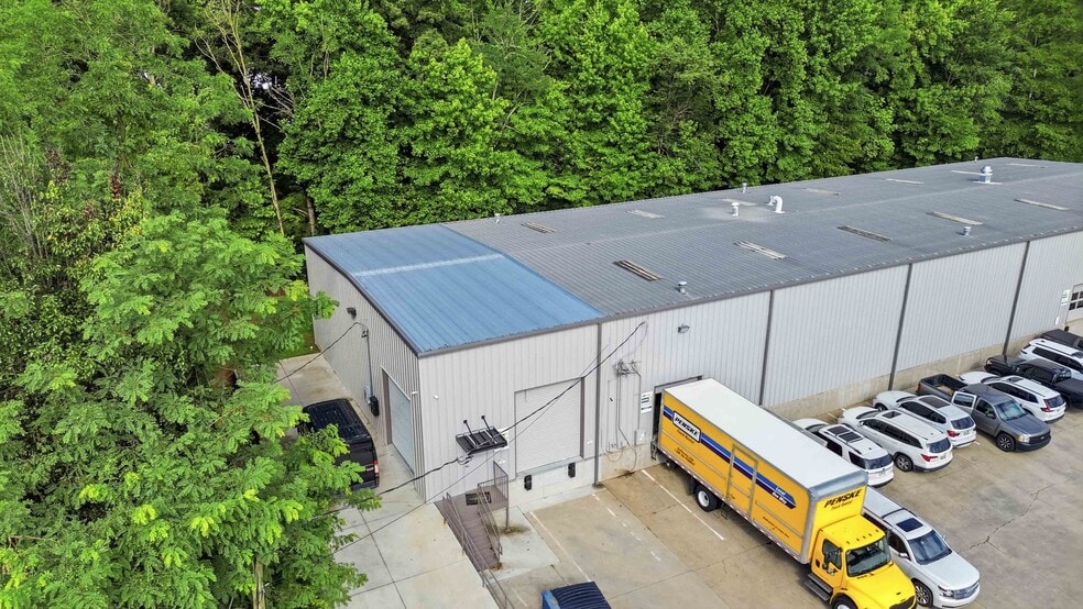 More Photos Of 2136 Hilton Dr, Gainesville Distribution For Lease