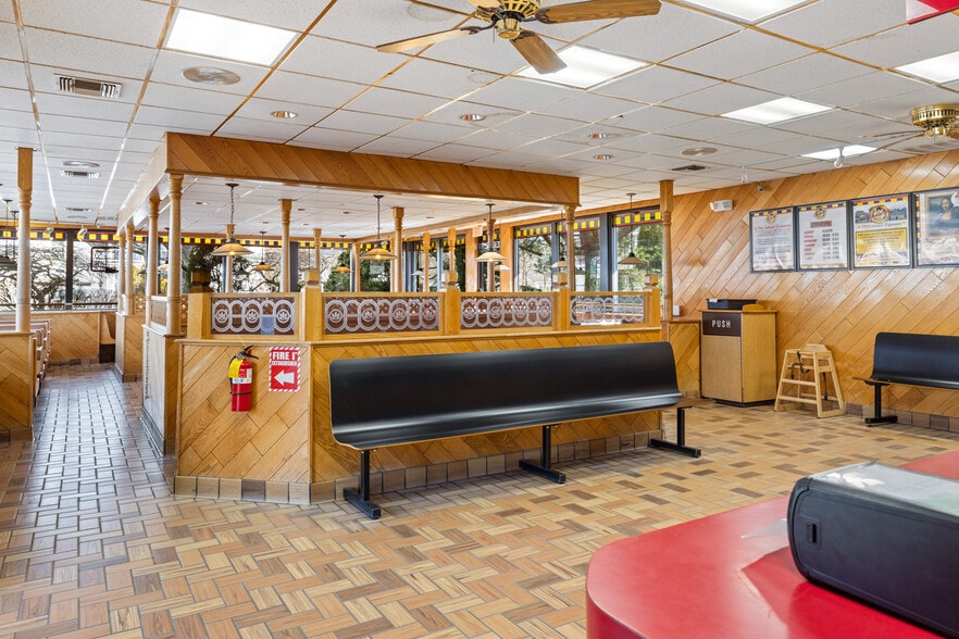 More Photos Of 733 Bedford St, Whitman Restaurant For Sale