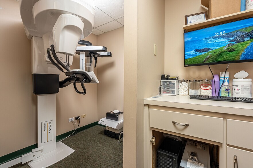 More Photos Of 1303 Macom Dr, Naperville Medical For Lease