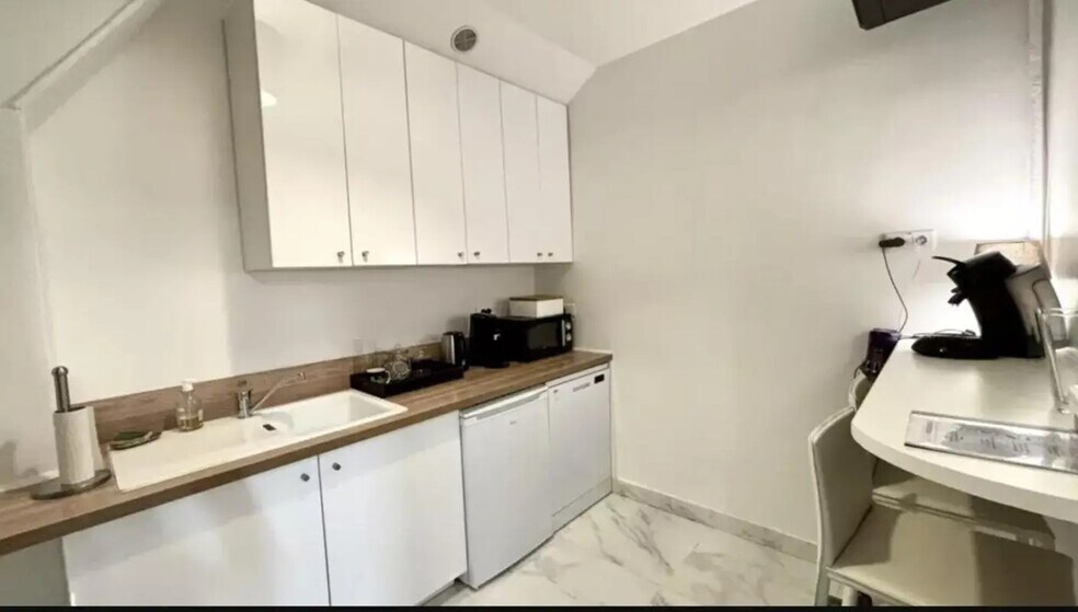 More Photos Of 50 Rue De Miromesnil, Paris Office For Sale