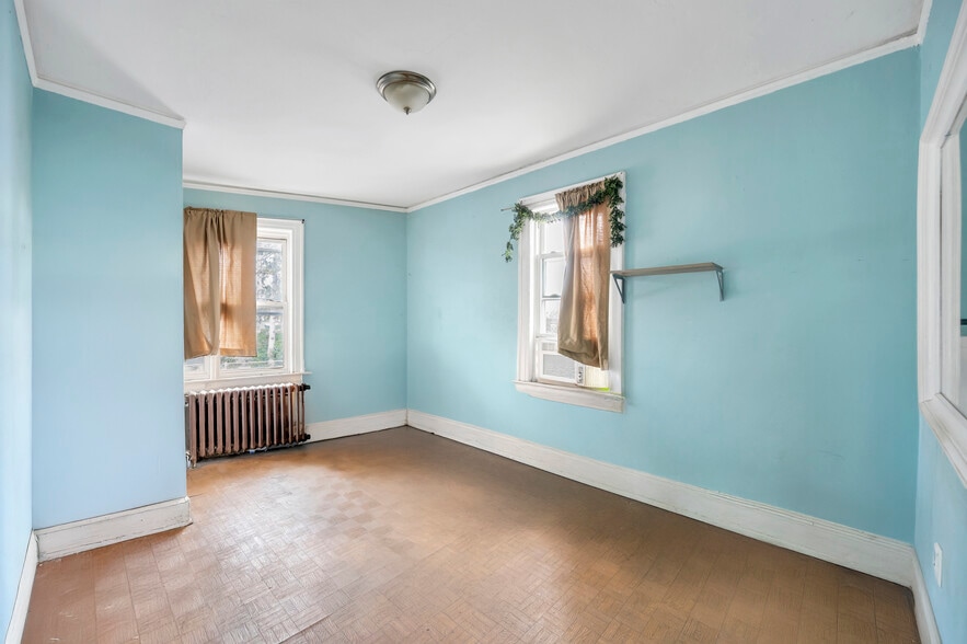 More Photos Of 307 Clinton St, Hempstead Storefront Retail Residential For Sale