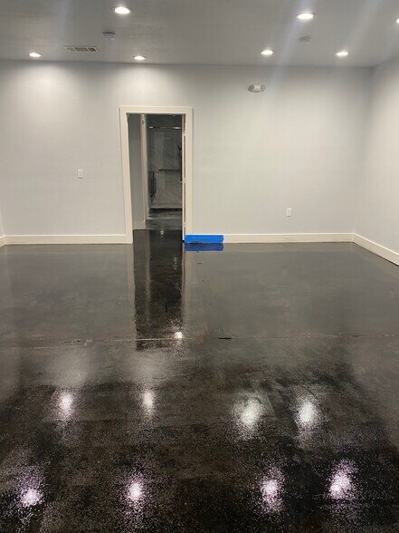 More Photos Of 2105 Vilbig Rd, Dallas Warehouse For Lease