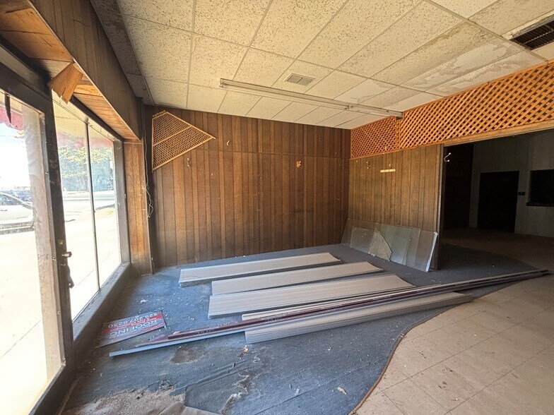 More Photos Of 122 Oak St, Sweetwater Storefront For Sale