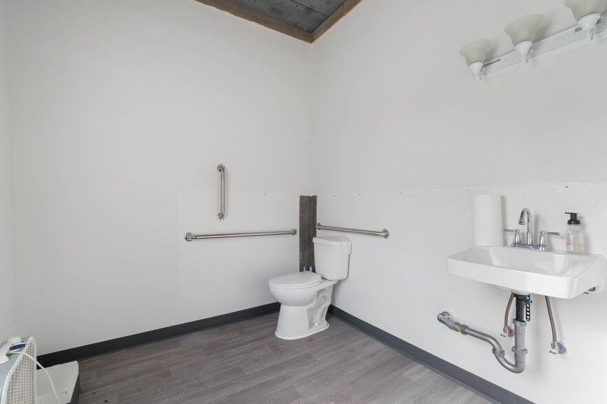 More Photos Of 2224 W 3rd St, Duluth Storefront Retail Office For Sale