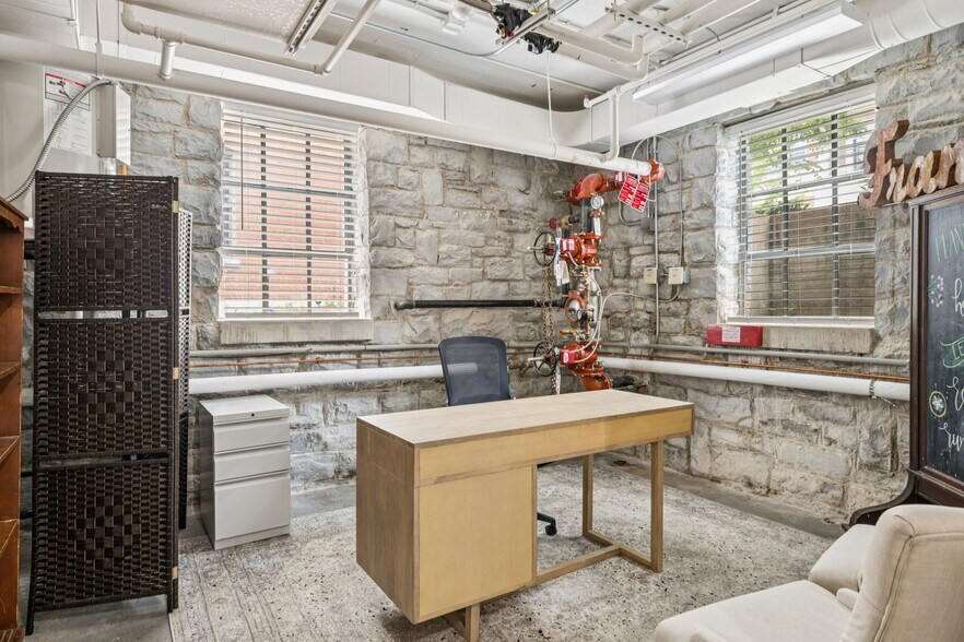 More Photos Of 112 Bridge St, Franklin Office For Sale