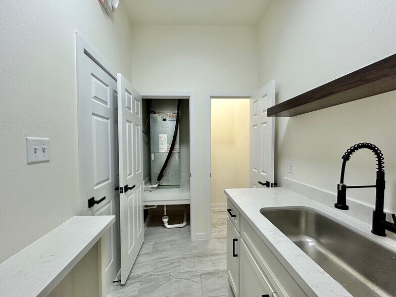 More Photos Of 1113 San Bernardo Ave, Laredo Office For Lease