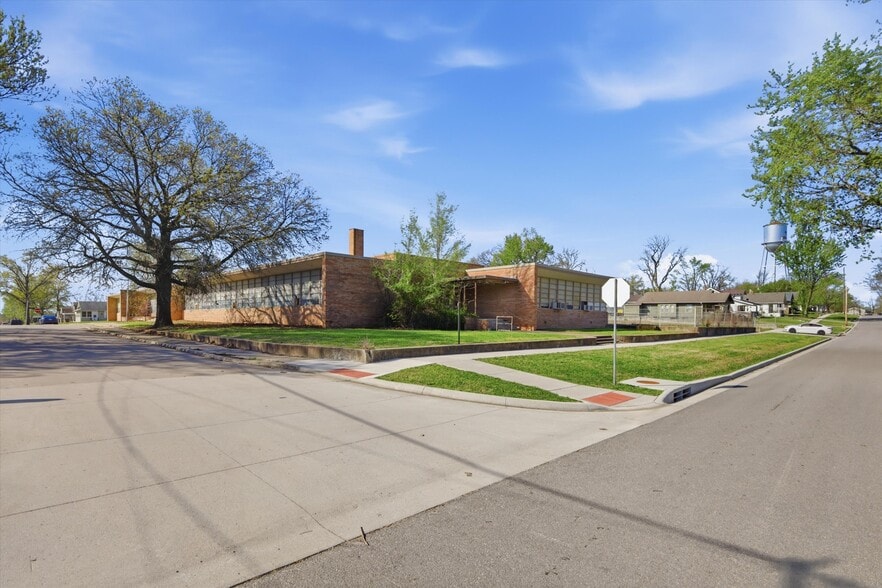 More Photos Of 1009 W Pacific, Osawatomie Schools For Sale