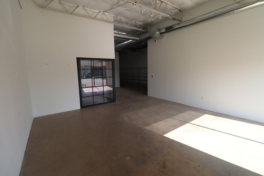 More Photos Of 2292 Vantage St, Dallas Flex For Lease