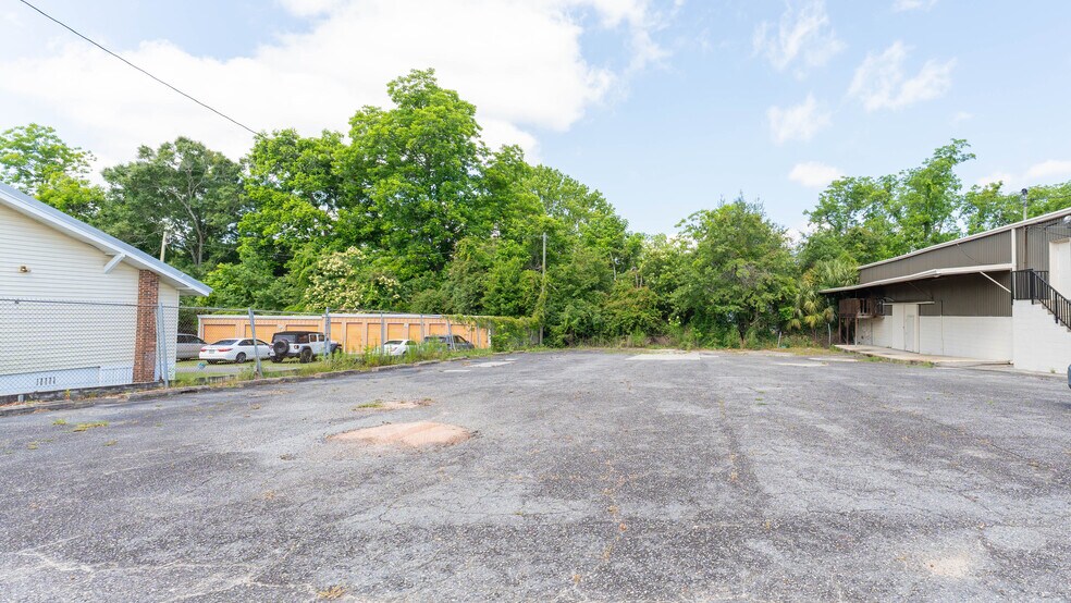 More Photos Of 615 N Main St, Moultrie Flex For Sale