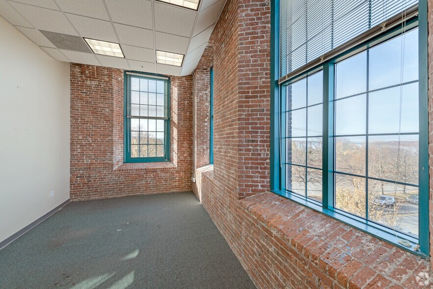 More Photos Of 1082 Davol St, Fall River Apartments For Lease