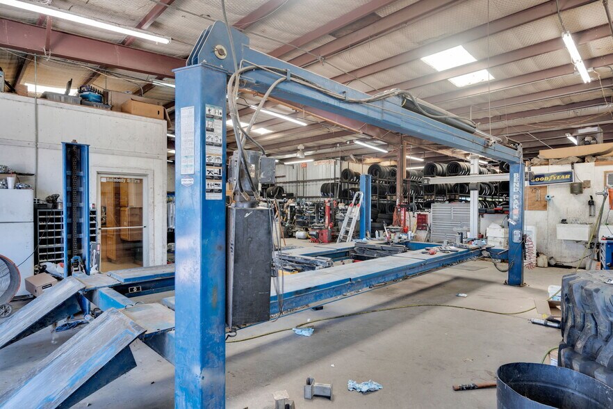 More Photos Of 475 W Commerce St, Fairfield Auto Salvage Facility For Sale
