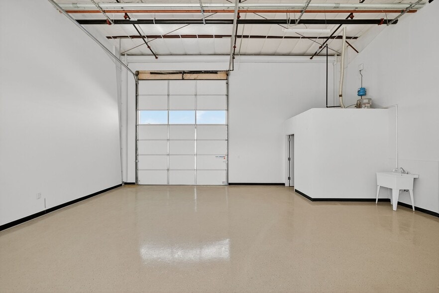 More Photos Of 7915 Glen Harbor Blvd, Glendale Showroom For Lease